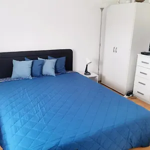 verificați disponibilitatea